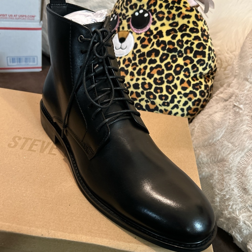 NWB…any day ‘ anywhere🤩 lace up!
